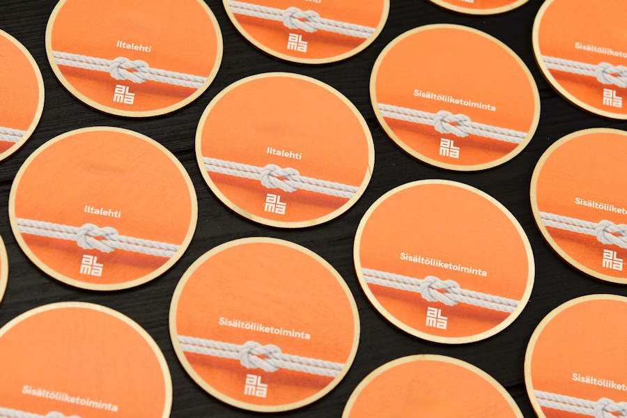 Puiset nimikylttirintanapit ja nimirintanapit